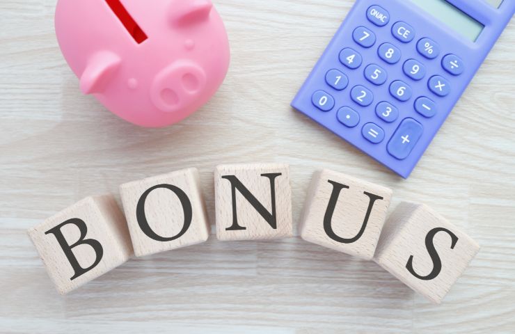 scritta bonus, calcolatrice e porcellino a salvadanaio