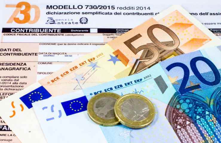 modello 730 e soldi contanti e spiccioli