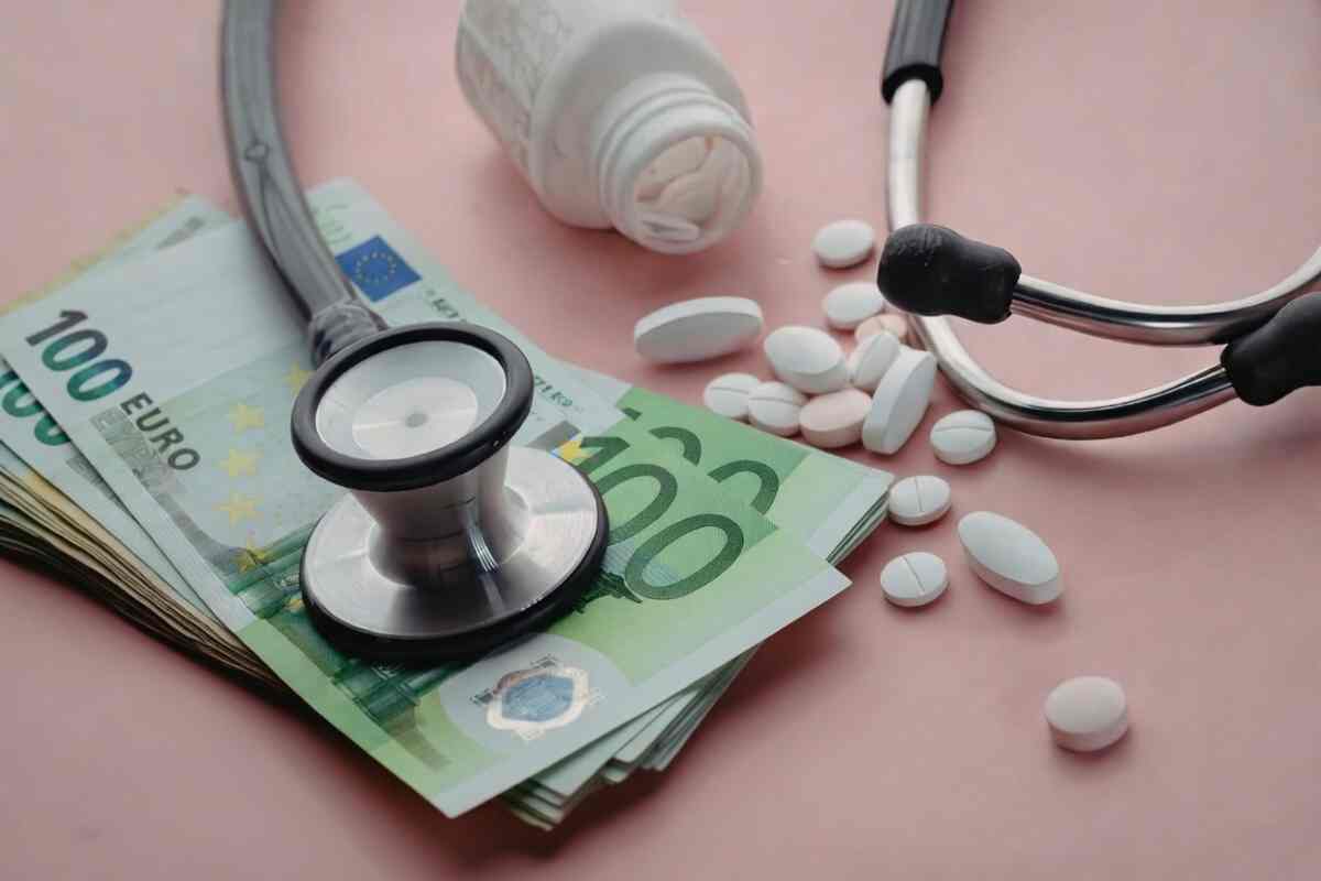 euro tra stetoscopio e pillole
