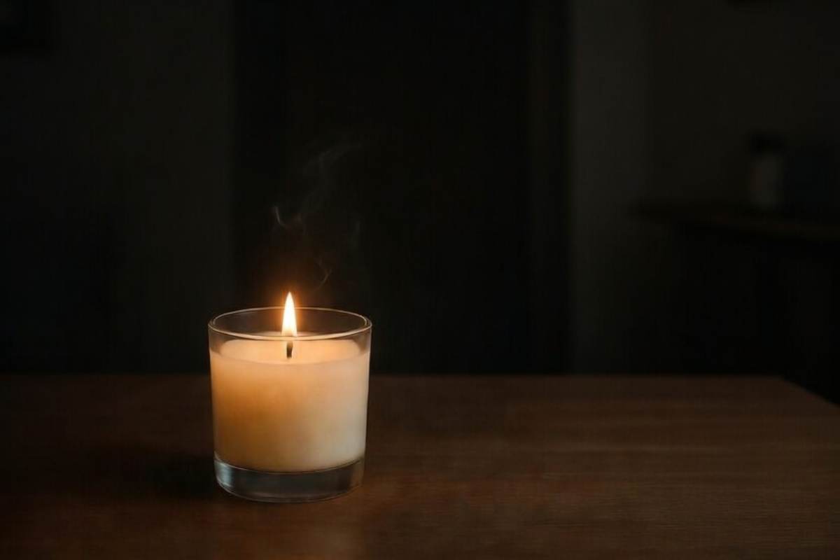 candela profumata accesa