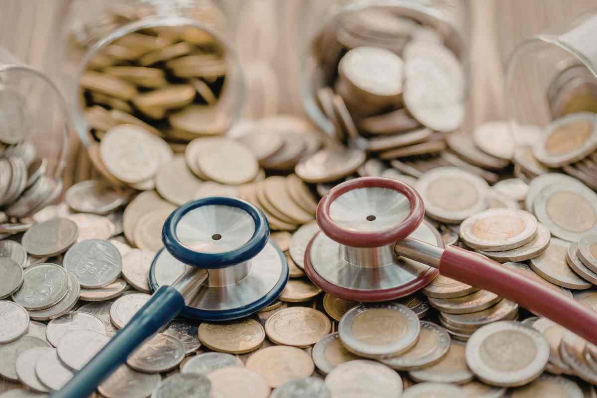 monetine euro e stetoscopio