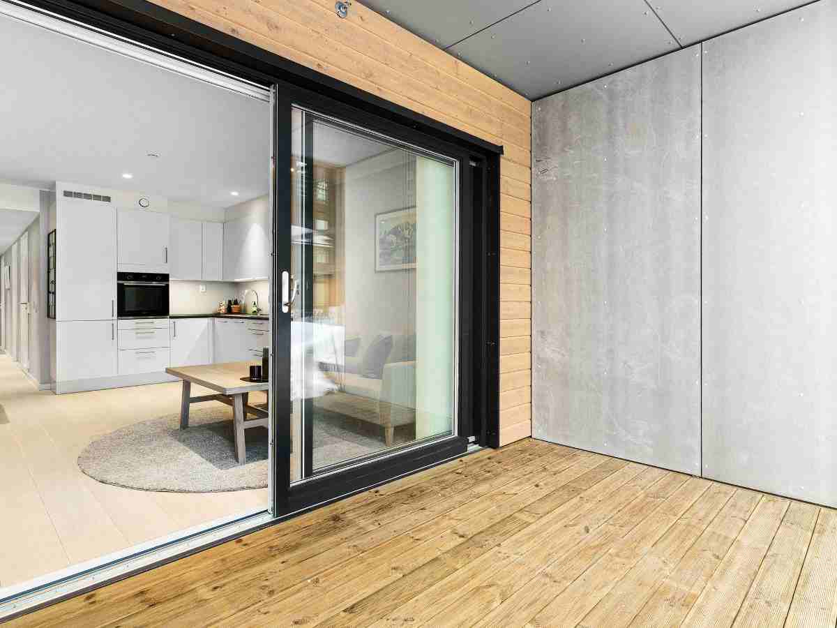 porta scorrevole in vetro e alluminio