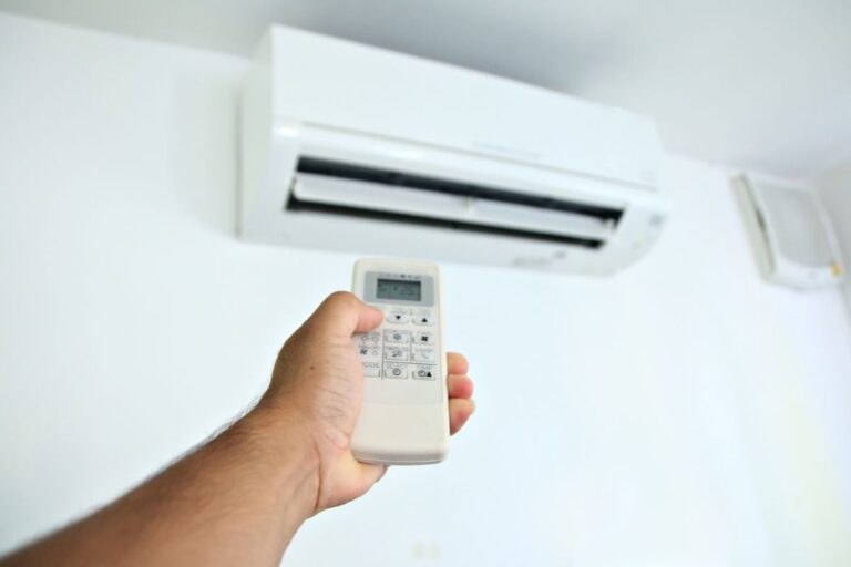 uomo che accende aria condizionata