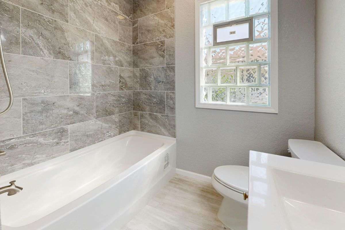 bagno moderno con piastrelle