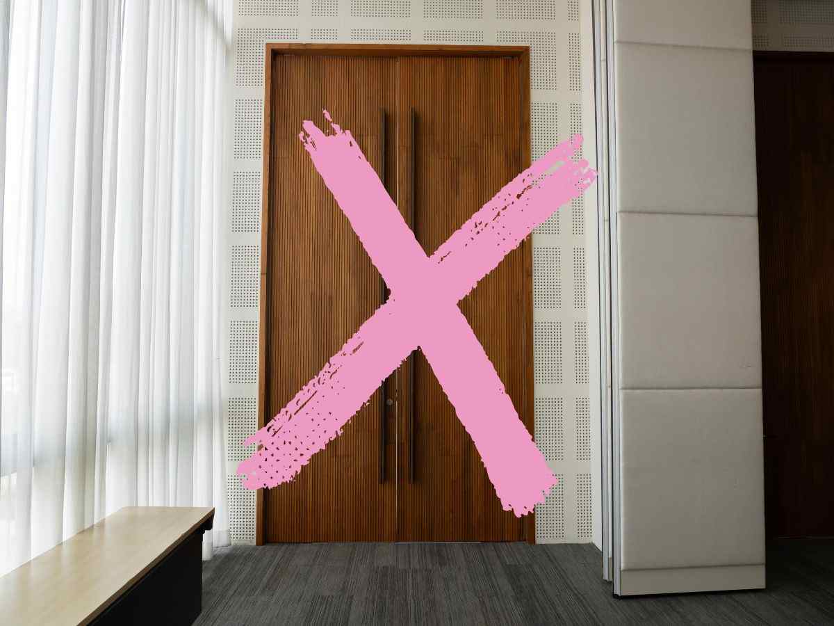 una porta di legno e una x rosa