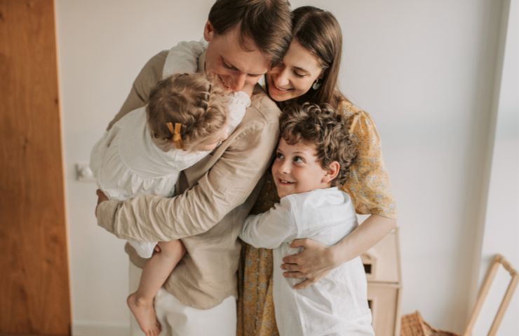 famiglia felice che si abbraccia