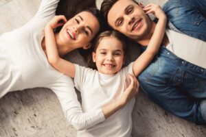 bambina con mamma e papà