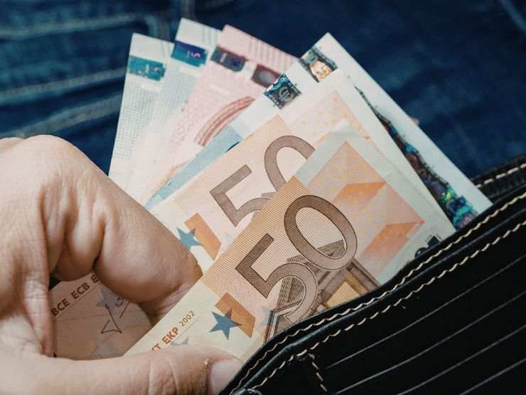 portafoglio con soldi