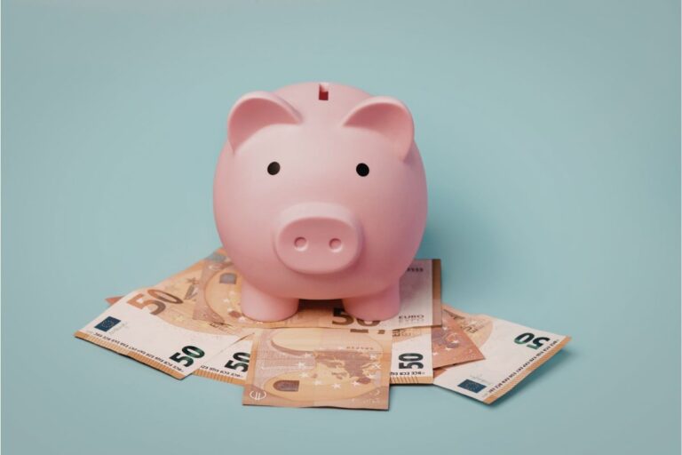 salvadanaio con soldi