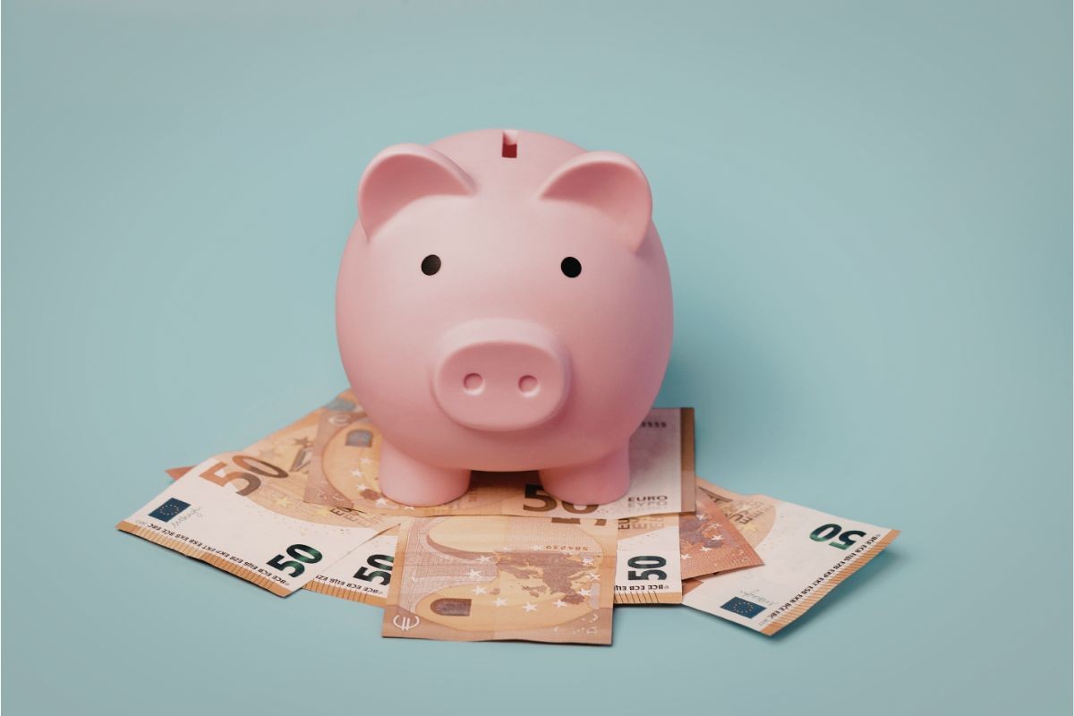 salvadanaio con soldi