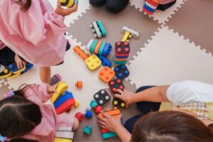 bambini giocano all'asilo nido