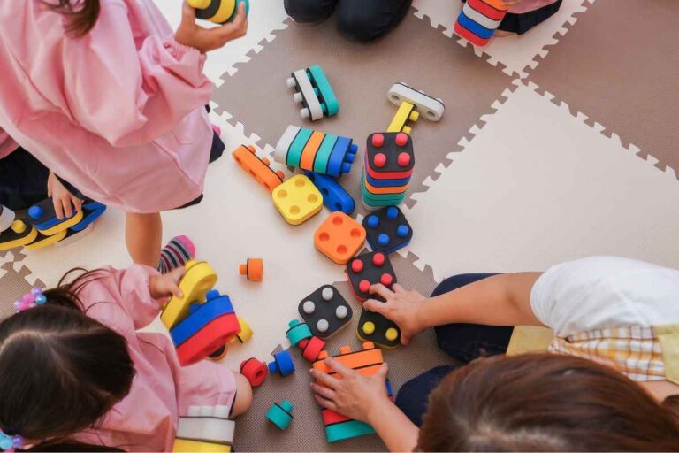 bambini giocano all'asilo nido