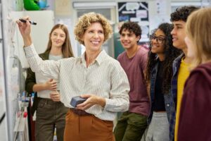 ragazzi a scuola intorno alla professoressa