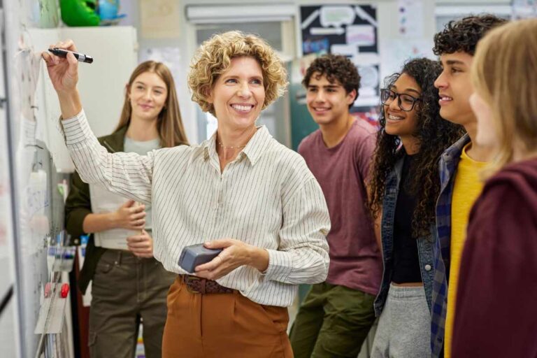 ragazzi a scuola intorno alla professoressa