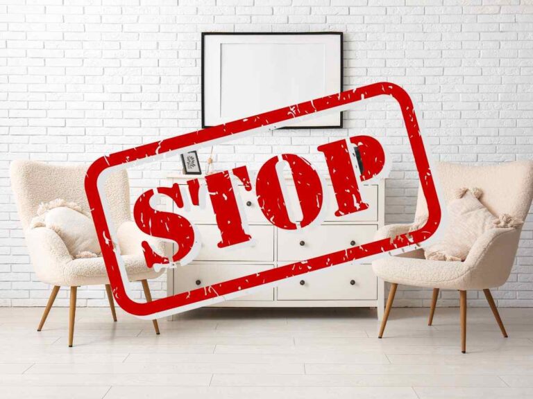 simbolo stop e mobili del salotto