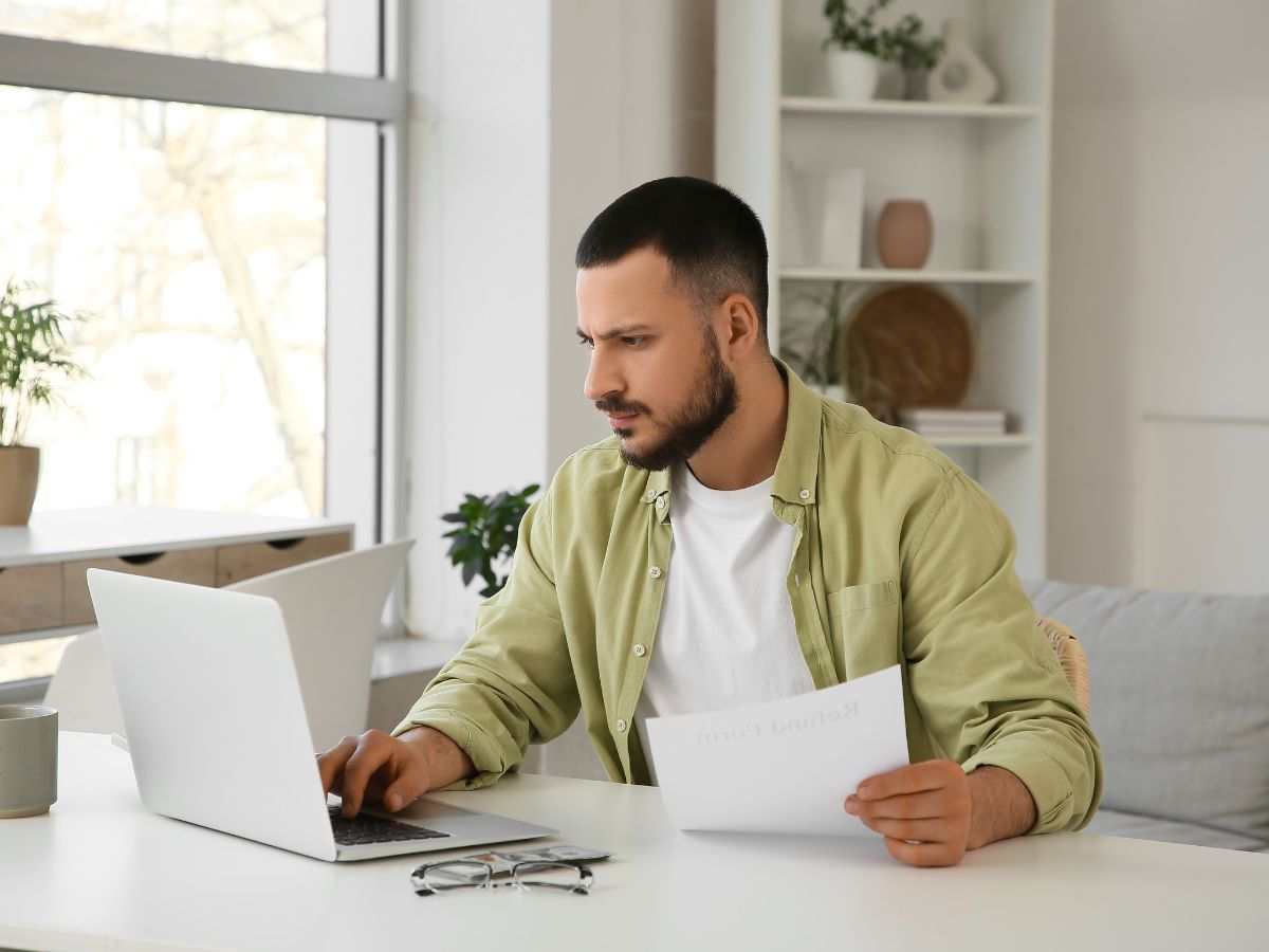 ragazzo controlla pc