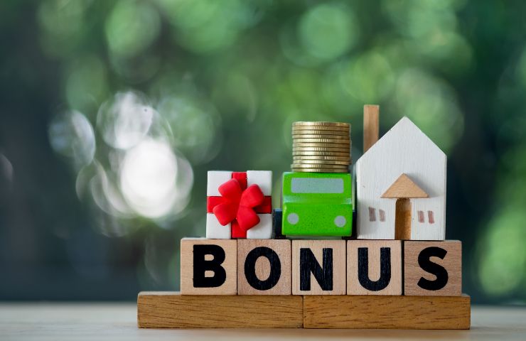 scritta bonus con cubi di legno