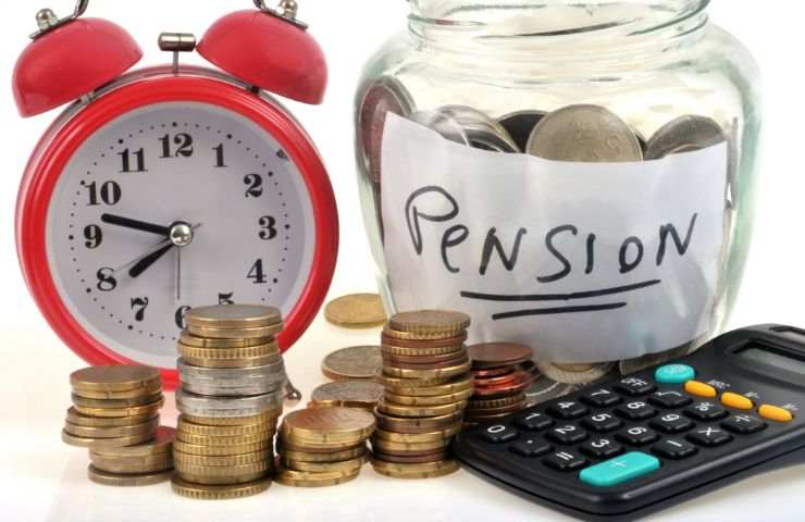 calcolatrice, salvadanaio, monete e sveglia