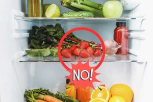 frigorifero con frutta e verdura, con delle fragole e un cerchio rosso che le evidenzia con scritta no