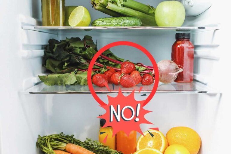 frigorifero con frutta e verdura, con delle fragole e un cerchio rosso che le evidenzia con scritta no