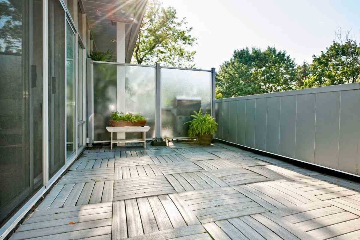 ampio balcone di casa al sole