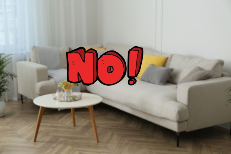 divano in soggiorno e scritta rossa no