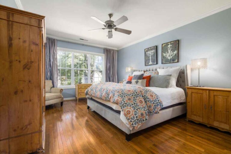 camera da letto con quadri sulla testiera