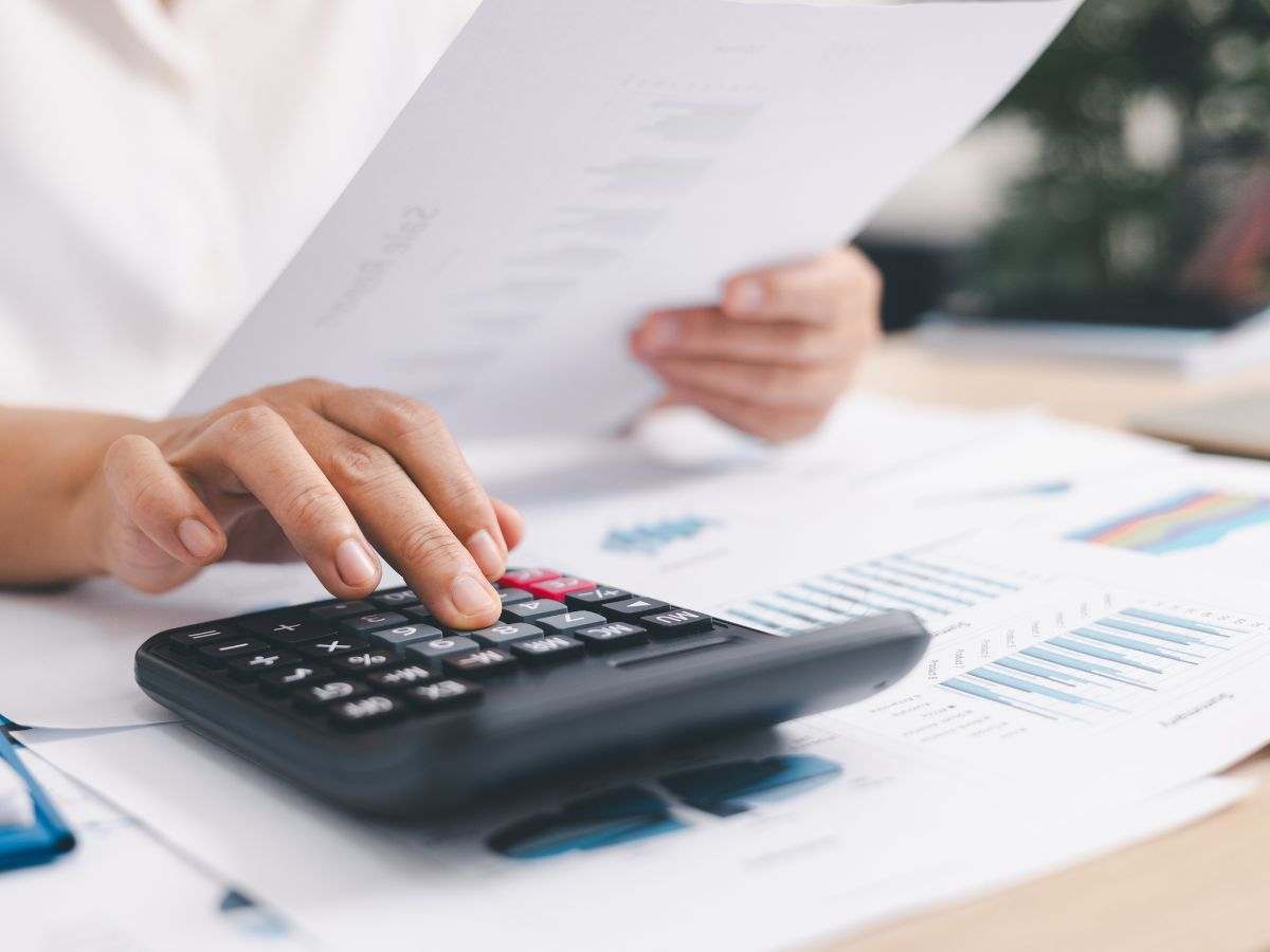 persona fa calcoli alla calcolatrice