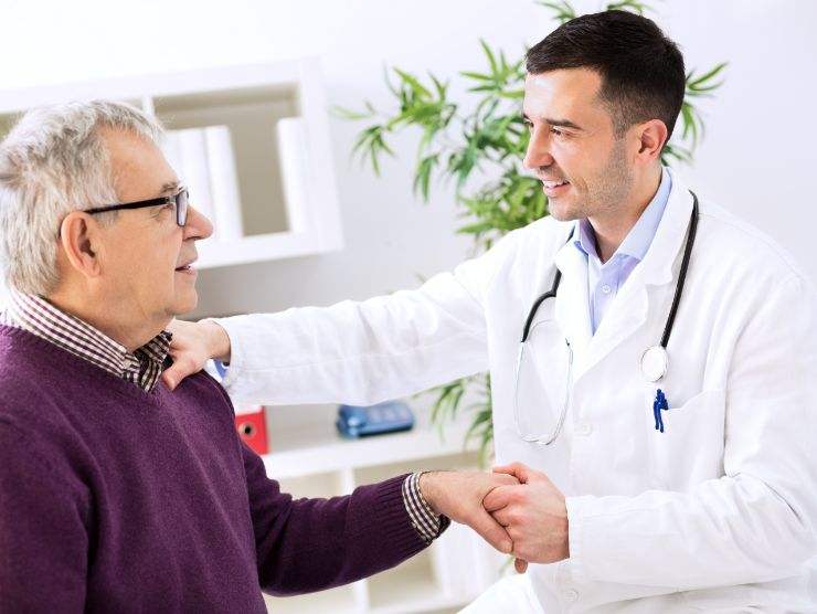 medico visita paziente