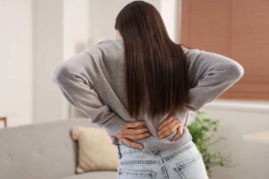 donna di spalle che ha mal di schiena