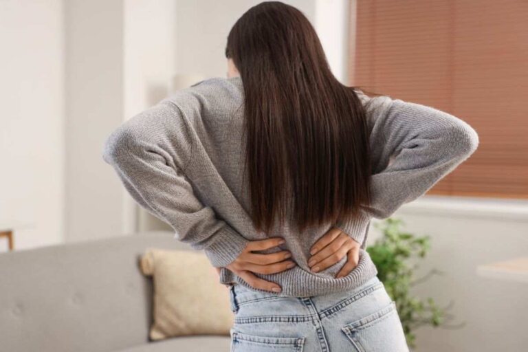 donna di spalle che ha mal di schiena