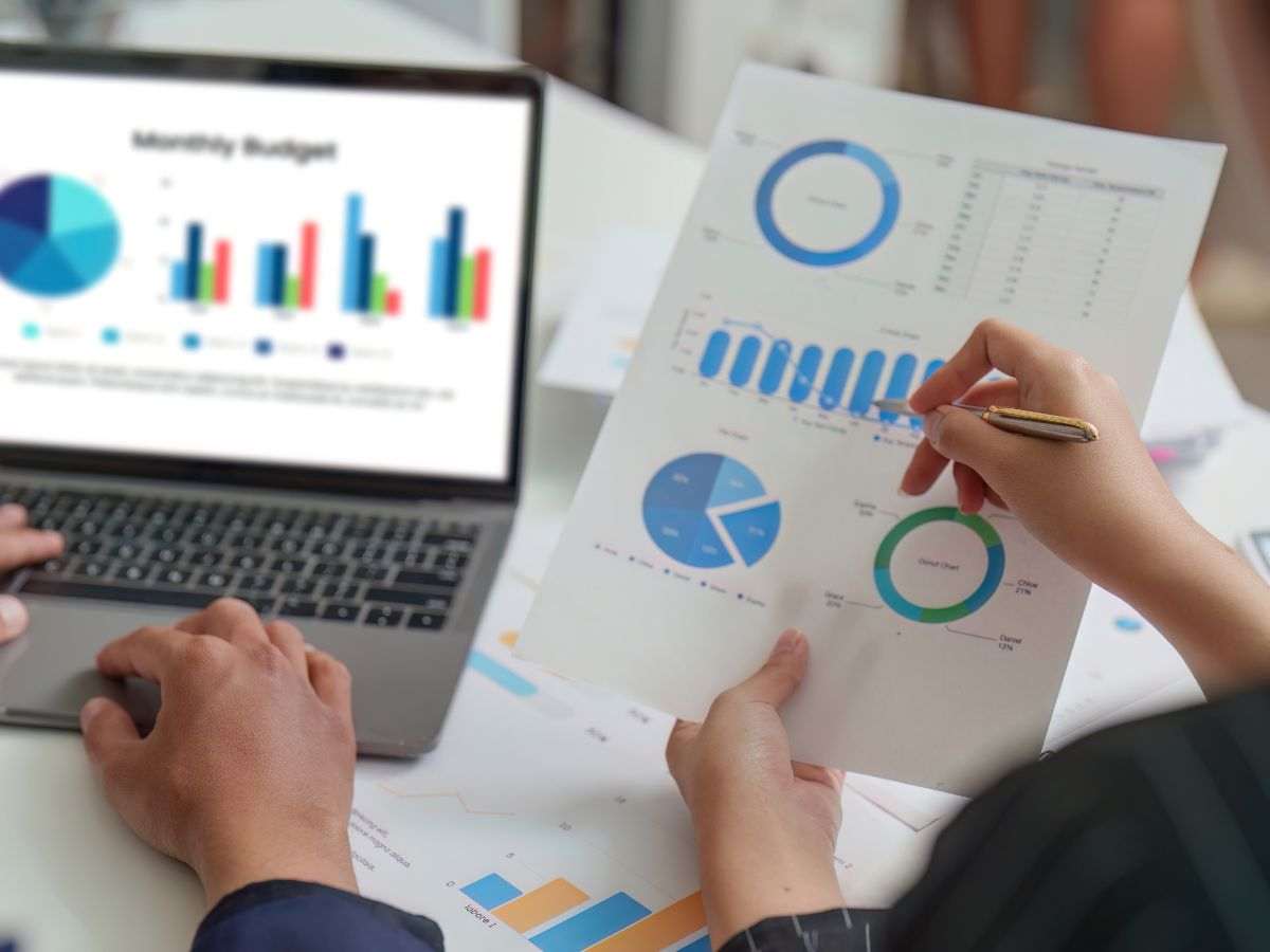 persone analizzano dati