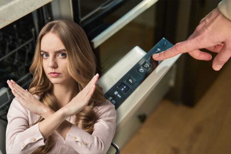 donna aziona lavastoviglie e un'altra che fa stop con le mani
