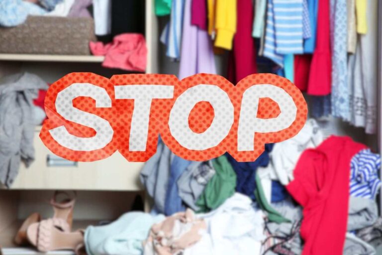 armadio in disordine e scritta stop