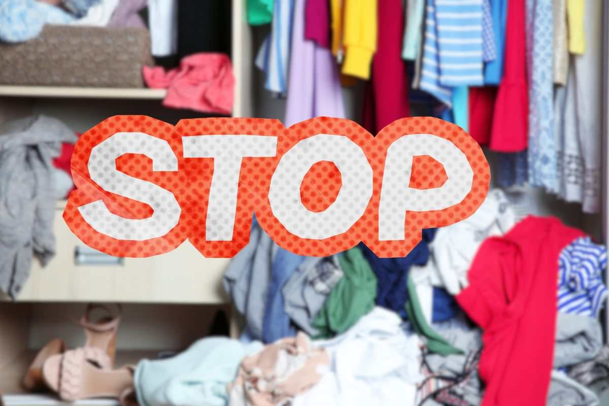 armadio in disordine e scritta stop