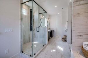 bagno moderno con box doccia