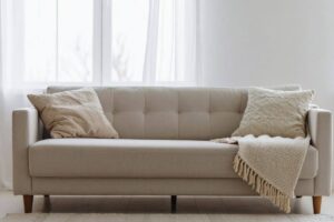 divano con plaid e cuscini