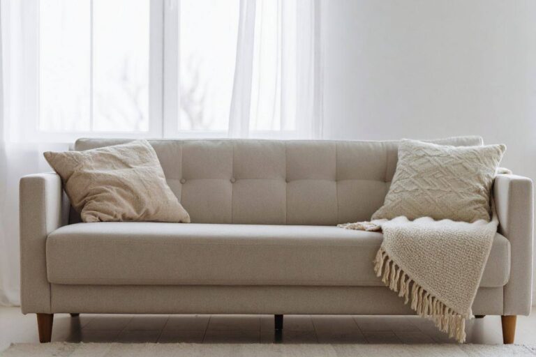 divano con plaid e cuscini