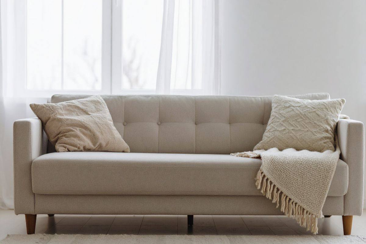 divano con plaid e cuscini