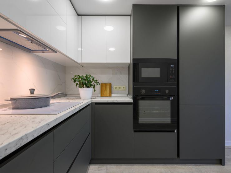 cucina moderna con piano di lavoro in pietra bianca