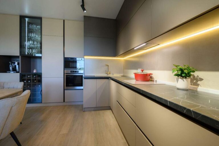 ampia cucina moderna