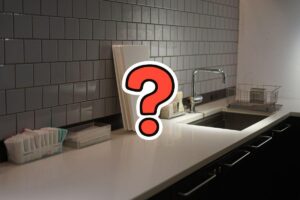 parete di una cucina su cui sono poggiate diverse piastrelle