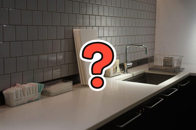 parete di una cucina su cui sono poggiate diverse piastrelle