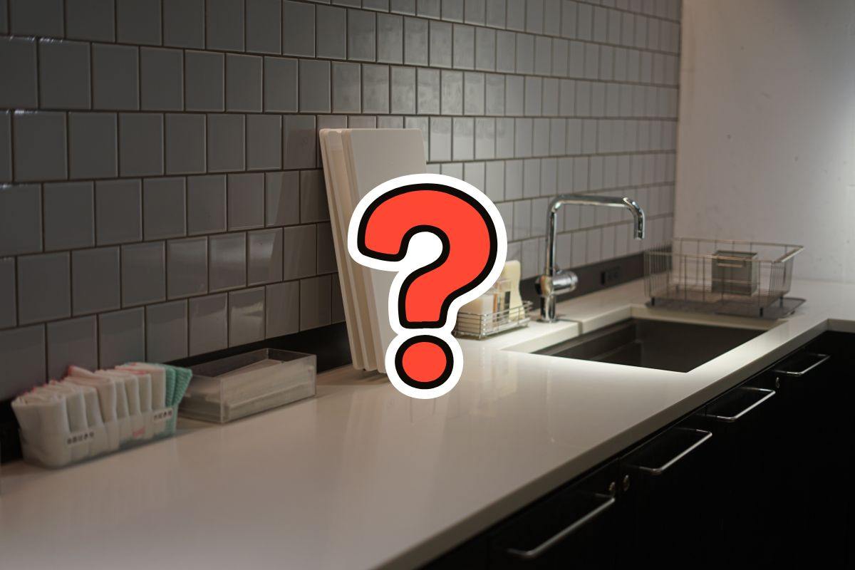 parete di una cucina su cui sono poggiate diverse piastrelle