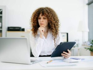 perito analizza dati davanti a un pc