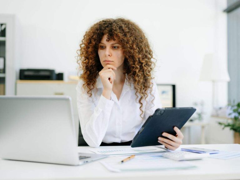 perito analizza dati davanti a un pc