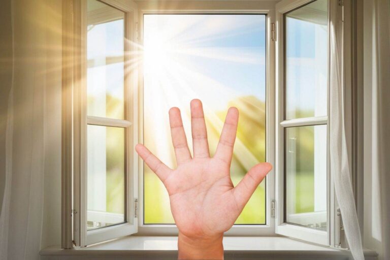 finestra di casa aperta e mano che segna numero 5