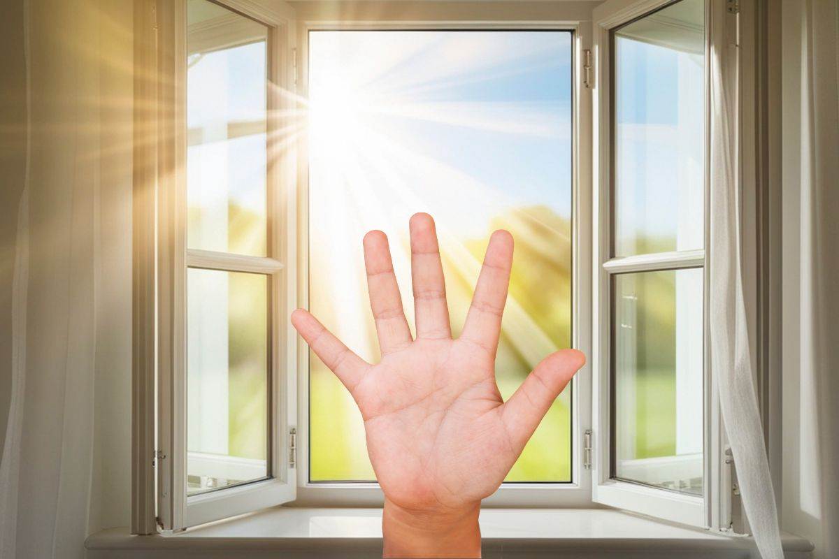 finestra di casa aperta e mano che segna numero 5