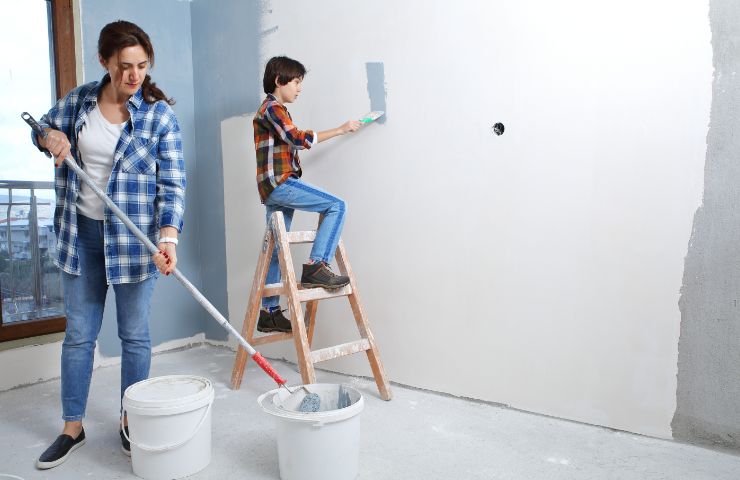 mamma e figli tinteggiano pareti casa