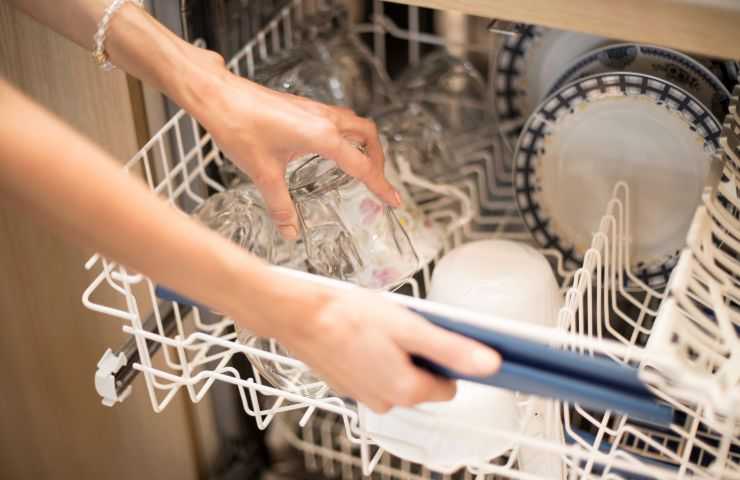 donna carica lavastoviglie